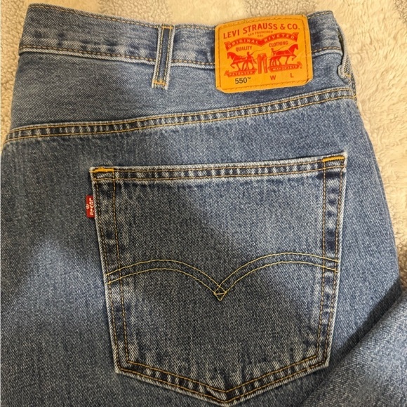 Levi's 550 Size 48x28 Medium Wash Relaxed Fit Jeans - EUC - Picture 2 of 4